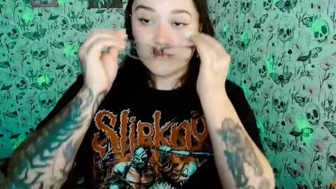 Snapshot of issis_demon chatting on March 2026 04:01:02 AM Yiz online show from March 2026 04:01:02 AM