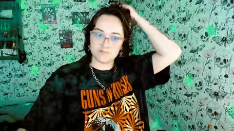 Snapshot of issis_demon chatting on April 2026 04:32:01 AM Yiz online show from April 2026 04:32:01 AM