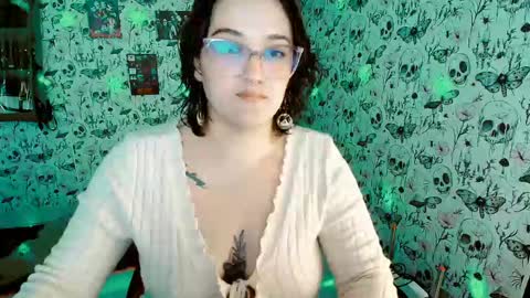 Snapshot of issis_demon chatting on May 2026 12:49:01 AM Yiz online show from May 2026 12:49:01 AM