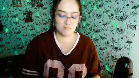 Snapshot of issis_demon chatting on May 2026 02:28:01 AM Yiz online show from May 2026 02:28:01 AM
