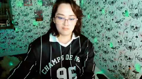 Snapshot of issis_demon chatting on May 2026 10:50:03 PM Yiz online show from May 2026 10:50:03 PM