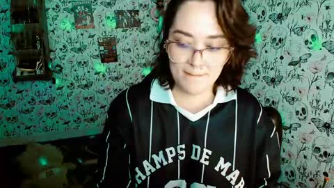 Snapshot of issis_demon chatting on May 2026 11:12:03 PM Yiz online show from May 2026 11:12:03 PM