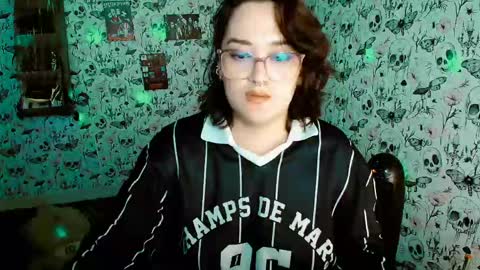 Snapshot of issis_demon chatting on May 2026 11:23:04 PM Yiz online show from May 2026 11:23:04 PM