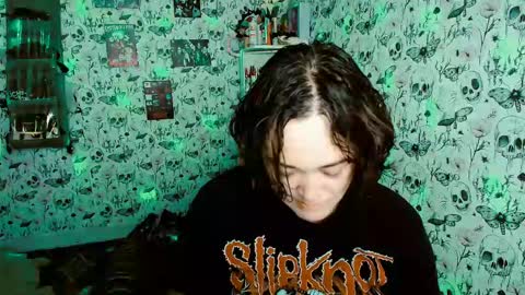 Snapshot of issis_demon chatting on May 2026 04:29:01 AM Yiz online show from May 2026 04:29:01 AM