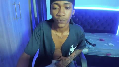 iteban_boy online show from November 2025 01:44:02 PM