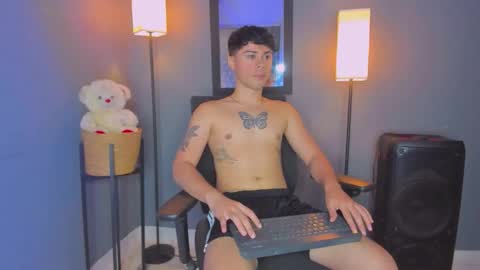 Snapshot of ithan_salvatore chatting on March 2026 02:33:02 PM Ithan and Friends online show from March 2026 02:33:02 PM