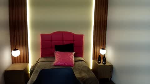 I V O N N E R O S S online show from February 2026 12:10:01 PM