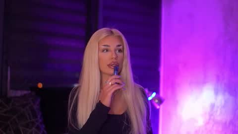 IvyRowa online show from February 2026 06:25:01 PM