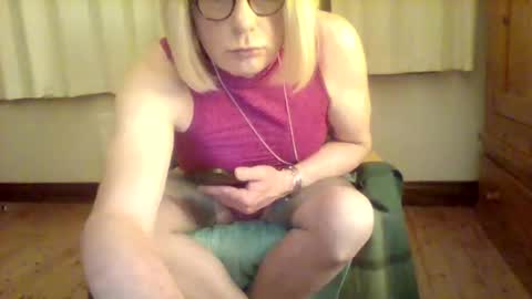Snapshot of izzy_mchoney chatting on May 2026 12:40:02 AM izzy_mchoney online show from May 2026 12:40:02 AM