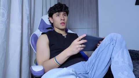 Snapshot of j_u_p_i_t_e_r chatting on October 2025 08:17:02 PM Noah online show from October 2025 08:17:02 PM