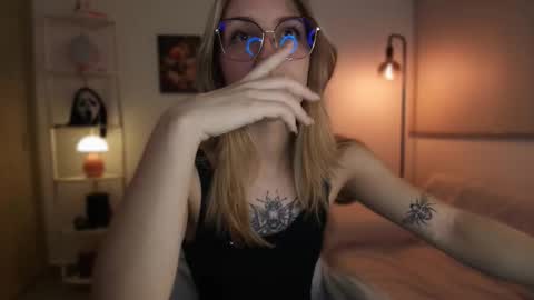 Snapshot of jacky_croft chatting on November 2025 04:29:02 AM Linda Sofia help me get to 100 thumbs up online show from November 2025 04:29:02 AM