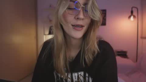 Snapshot of jacky_croft chatting on November 2025 04:00:02 AM Linda Sofia help me get to 100 thumbs up online show from November 2025 04:00:02 AM