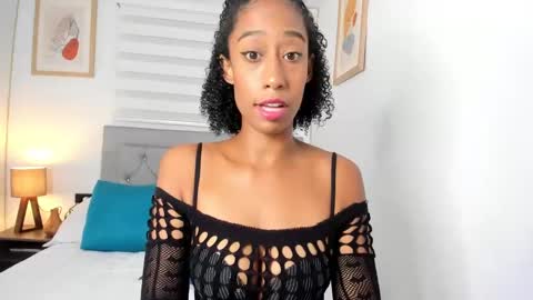 Snapshot of jade_obi chatting on December 2024 02:39:01 PM Jade smile online show from December 2024 02:39:01 PM