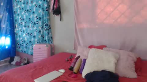 Snapshot of jade_watson19 chatting on December 2024 07:10:01 PM Jade Watson online show from December 2024 07:10:01 PM