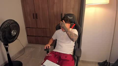 Snapshot of jake_pons chatting on June 2026 10:34:01 PM Jake Pons online show from June 2026 10:34:01 PM