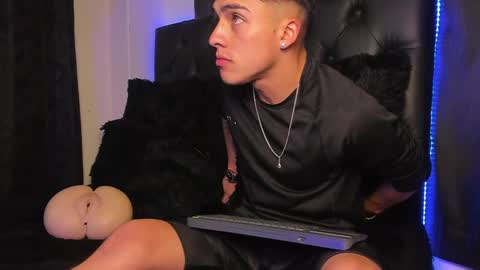 LeonardoInsta LeonardoperezcoPvt open online show from January 2025 03:53:02 AM