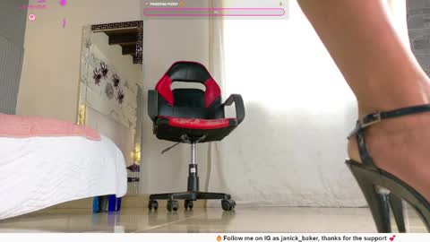 Snapshot of janick_baker chatting on May 2026 06:01:02 PM janick_baker online show from May 2026 06:01:02 PM