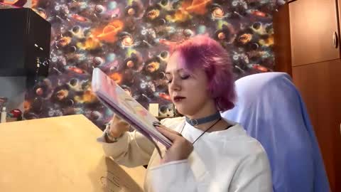 I am Lee ntmu Lets hit 10 Thumbs Up together We are almost done online show from October 2025 12:12:02 PM