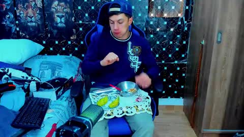 Javier online show from December 2025 06:12:01 PM