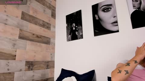 Snapshot of jessicameron chatting on December 2024 01:04:02 AM JESSI AND NAOMI online show from December 2024 01:04:02 AM