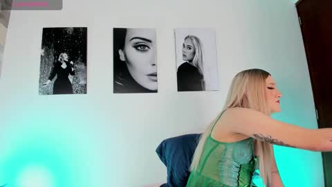 Snapshot of jessicameron chatting on January 2025 03:51:01 AM JESSI AND NAOMI online show from January 2025 03:51:01 AM