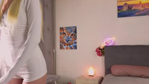 Snapshot of jessy_blonde chatting on April 2026 03:35:01 PM Jessy online show from April 2026 03:35:01 PM