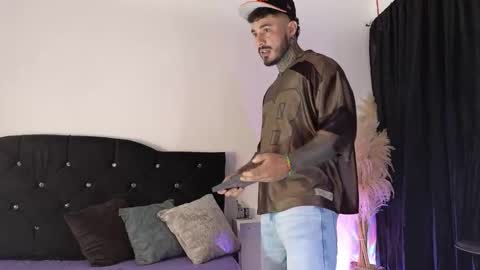 Snapshot of john_and_louis chatting on October 2025 11:23:02 AM John online show from October 2025 11:23:02 AM