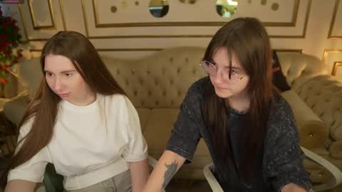 Snapshot of juicy_secrets_054 chatting on April 2026 10:19:02 AM Elza online show from April 2026 10:19:02 AM