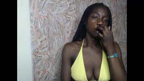 Snapshot of juicyberryx chatting on January 2025 05:45:02 PM queen online show from January 2025 05:45:02 PM