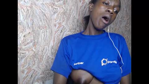Snapshot of juicyberryx chatting on February 2025 12:04:01 AM queen online show from February 2025 12:04:01 AM