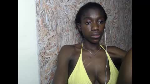 Snapshot of juicyberryx chatting on February 2025 01:34:02 AM queen online show from February 2025 01:34:02 AM