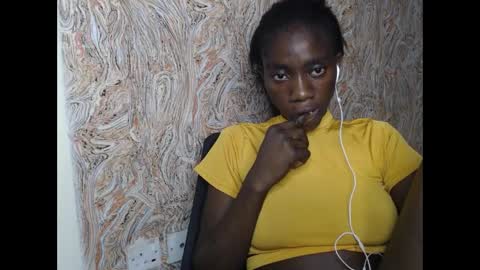 Snapshot of juicyberryx chatting on February 2025 12:28:01 AM queen online show from February 2025 12:28:01 AM