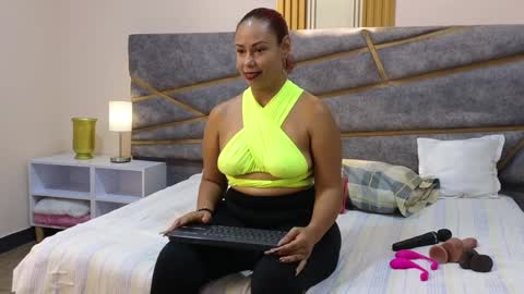 Julia Gomes online show from January 2025 08:31:02 PM