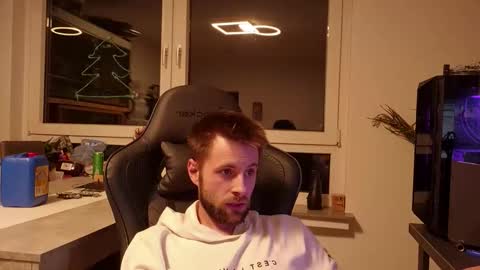 julia_official online show from February 2026 09:20:01 PM