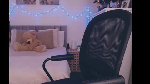 julialiones online show from December 2024 03:31:02 PM