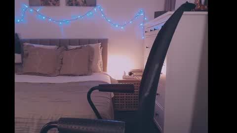 julialiones online show from January 2025 07:00:01 PM