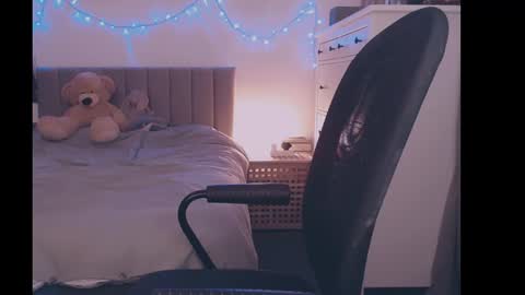 julialiones online show from January 2025 05:53:01 PM