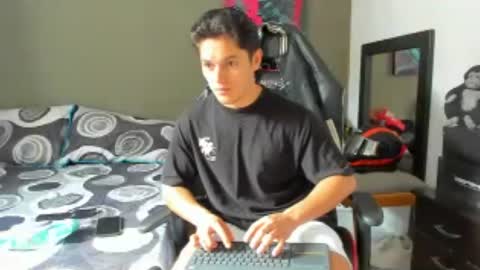 Snapshot of julian_wallace1 chatting on June 2026 01:12:02 PM julian_wallace1 online show from June 2026 01:12:02 PM