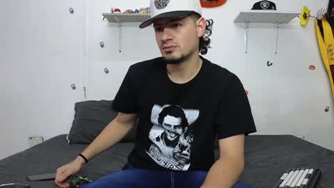 julian_whitee654 online show from January 2025 03:22:02 PM