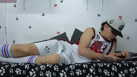 julian_whitee654 online show from February 2025 12:12:01 PM