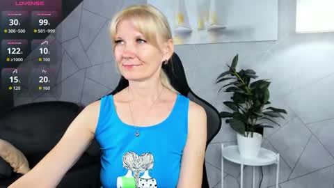 Snapshot of julie_lucasss chatting on July 2026 12:05:01 AM Julie Lucasss online show from July 2026 12:05:01 AM