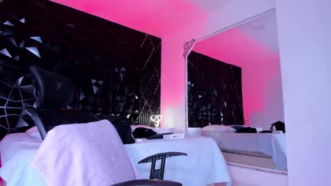 Julien online show from November 2025 12:40:02 PM