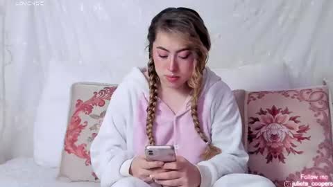 Snapshot of julieta_cooper20 chatting on June 2026 04:35:01 AM Juli online show from June 2026 04:35:01 AM