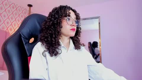 Snapshot of julieta_windsor chatting on June 2026 12:19:01 PM JULIETA online show from June 2026 12:19:01 PM