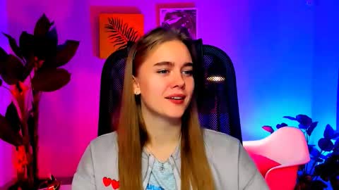 junewoods online show from November 2025 07:40:01 AM