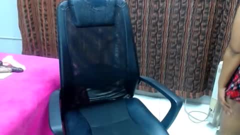 jusybee online show from April 2026 04:47:02 PM