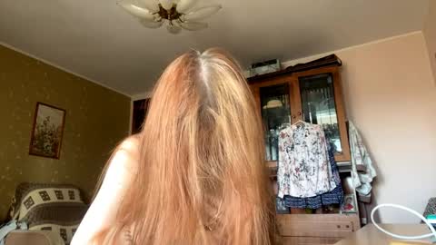 Snapshot of karinamuccia chatting on April 2026 08:01:02 AM Karina online show from April 2026 08:01:02 AM