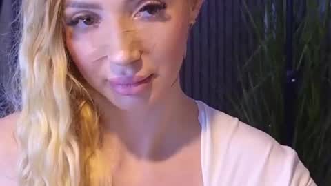 Julia online show from June 2026 07:42:01 PM