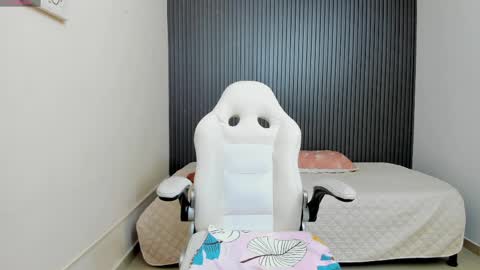 Snapshot of karola_cute_ chatting on April 2026 10:25:01 AM katalina online show from April 2026 10:25:01 AM