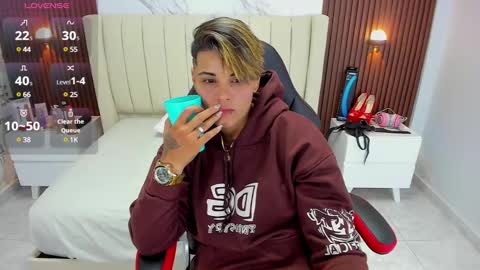Snapshot of karolandluna chatting on February 2025 02:39:02 AM Karol and Luna online show from February 2025 02:39:02 AM